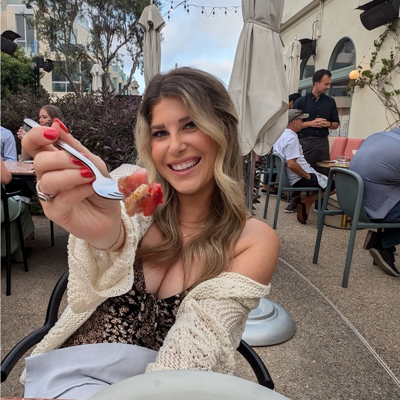 MEET YOUR POSHER, Jordyn 🙃 - Picture 2 of 6